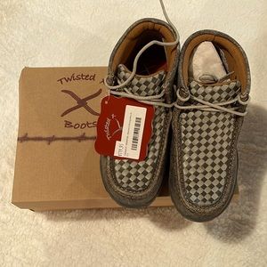 Never worn, still in the box with tag light/dark grey checker Twisted X women’s